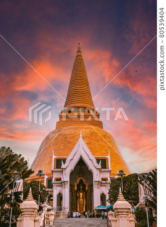 Wat Phra Pathom Chedi Ratchaworamahawihan or Wat Phra Pathommachedi Ratcha Wora Maha Wihan, in 80539404