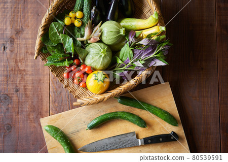 在籃子、切板和菜刀的夏天菜 80539591