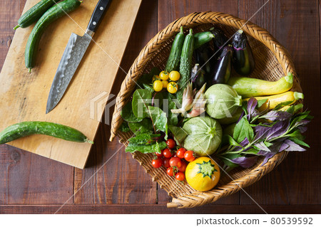 在籃子、切板和菜刀的夏天菜 在籃子、切板和菜刀的夏天菜 80539592