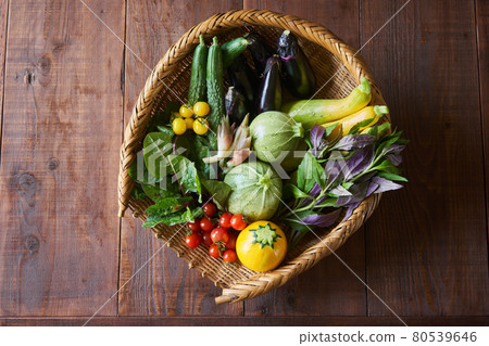 籃子裡的夏季蔬菜 80539646