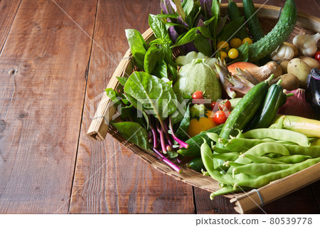 籃子裡的夏季蔬菜 80539778