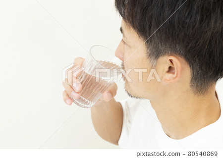 男人喝水 男人喝水 80540869