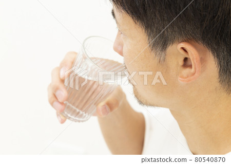 男人喝水 80540870