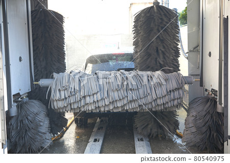 Wash the car with a car wash machine 80540975