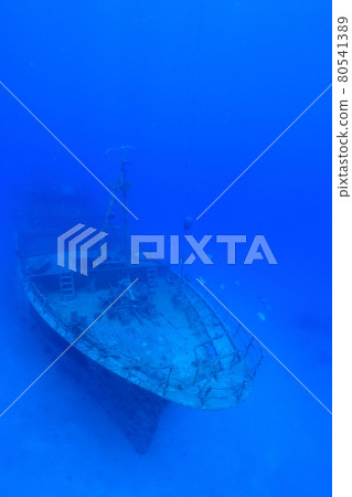 在海中沉沒的船的鳥瞰圖 在海中沉沒的船的鳥瞰圖 80541389