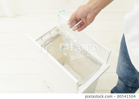 PET瓶和垃圾桶 80541504