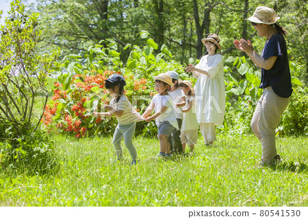 Children and nursery teachers enjoying outdoor play 80541530