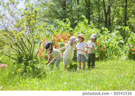 Children and nursery teachers enjoying outdoor play 80541536