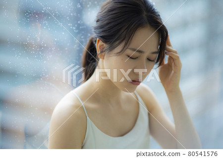 雨憂鬱頭痛 80541576