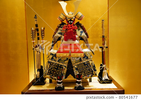 Gold folding screen and May doll 80541677