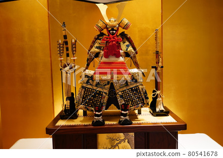 Gold folding screen and May doll 80541678