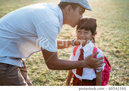 primary school student kiss her father hand when going to school primary school student kiss her father hand when going to school 80542398