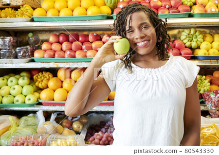 Customer buying ripe fruits 80543330