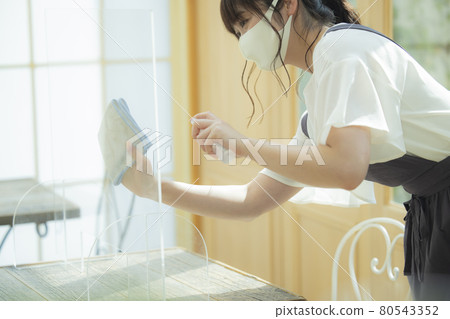 A restaurant clerk who disinfects A restaurant clerk who disinfects 80543352