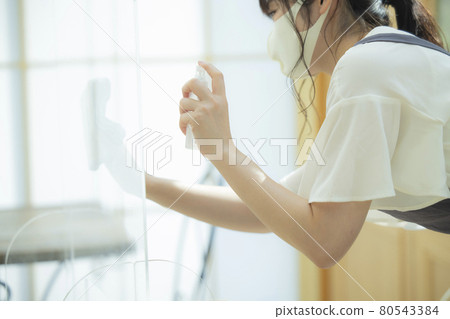 消毒的餐廳服務員 80543384