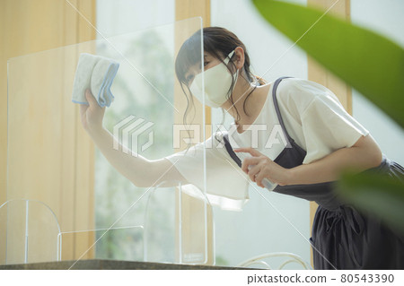 消毒的餐廳服務員 消毒的餐廳服務員 80543390