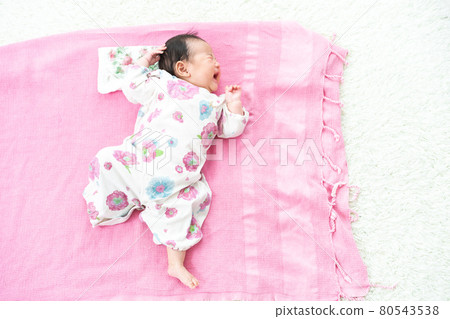 Sleeping baby 80543538