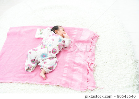 Sleeping baby 80543540