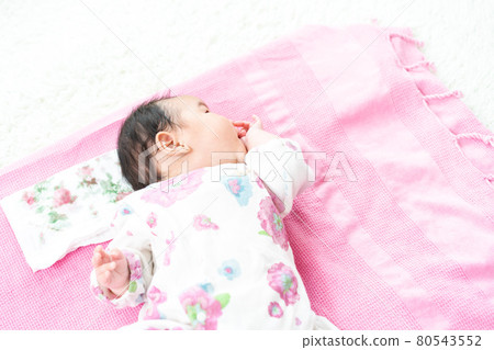 Sleeping baby 80543552