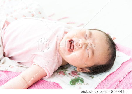 Baby crying 80544131