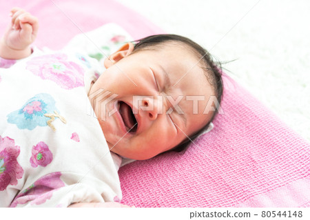Baby crying 80544148