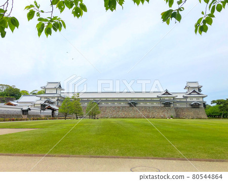 Kanazawa Castle that shines in green 80544864