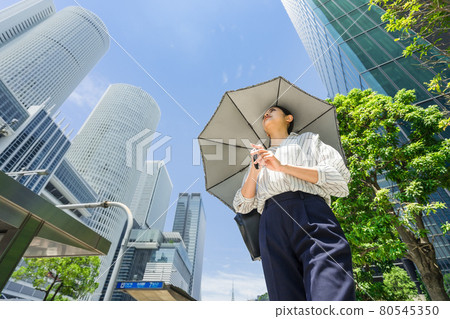 在名古屋車站前的辦公區拿著遮陽傘散步的女商人低角度 80545350