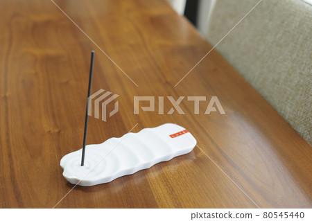 在房間裡燒香 放鬆的時間 80545440