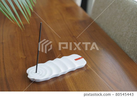 在房間裡燒香 放鬆的時間 在房間裡燒香 放鬆的時間 80545443