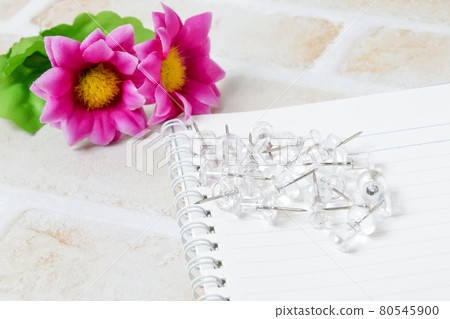 Pushpins, pushpins, needles, stabs, stationery, stationery, offices, notebooks, paper, paper 80545900