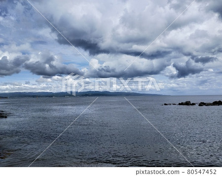 多雲的天空和大海 多雲的天空和大海 80547452