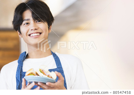 カフェ店員 80547458