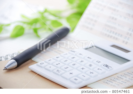 計算器和筆記本 80547461