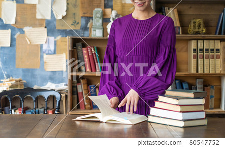 書籍和女士們 書籍和女士們 80547752
