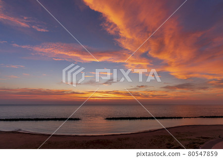 Sea of Japan at dusk and sunset (sunset) Murakami City, Niigata Prefecture Sea of Japan at dusk and sunset (sunset) Murakami City, Niigata Prefecture 80547859