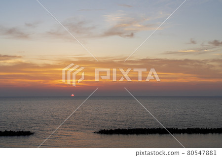黃昏和日落（日落）新潟縣村上市的日本海 80547881