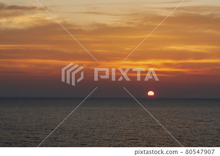 黃昏和日落（日落）新潟縣村上市的日本海 80547907