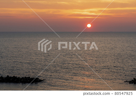 Sea of Japan at dusk and sunset (sunset) Murakami City, Niigata Prefecture 80547925