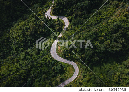 mountain road and green trees from above 80549086