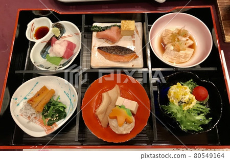 Hot spring breakfast 80549164