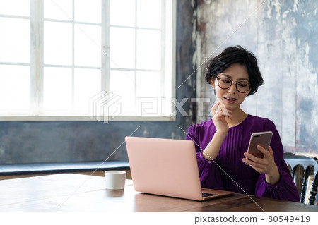 Young woman working from home 80549419