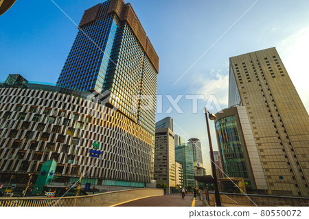 6 月 8 日日本大阪站前人行天橋的風景 80550072