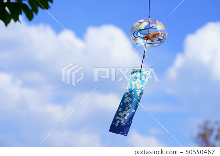夏日天空中的風鈴 80550467