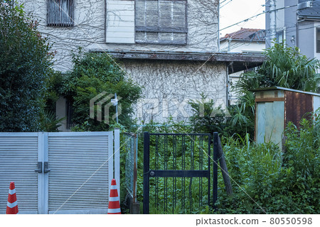 Management problems of vacant houses where no one lives without heirs 80550598