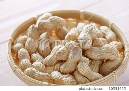 Peanuts in a basket (variety Omasari) Peanuts in a basket (variety Omasari) 80551635
