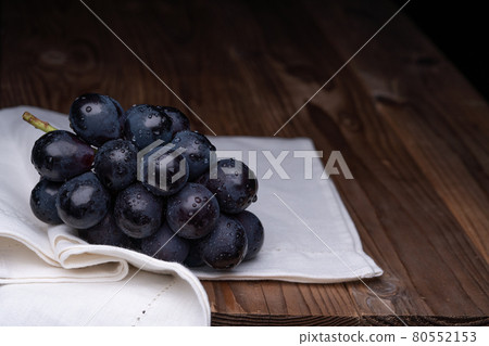 大葡萄黑色背景照片長野紫色品種 80552153