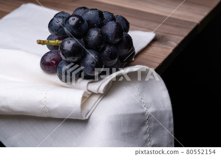 兩串大葡萄的黑色背景照片，一種叫做長野紫的品種 80552154