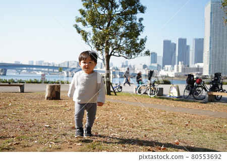 孩子們在公園散步 80553692