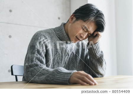 50多歲的男人抱著頭 80554409