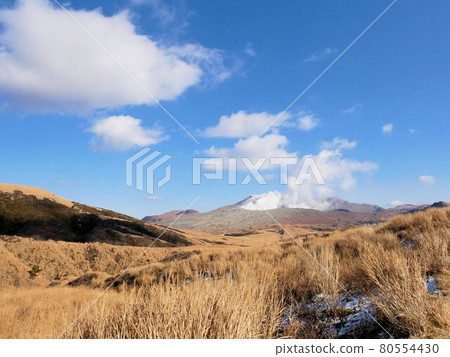 Winter scenery of Aso Nakadake where the eruption rises (Aso City, Kumamoto Prefecture) 80554430
